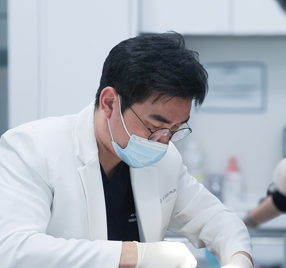 진료보는 이상훈 원장 이미지